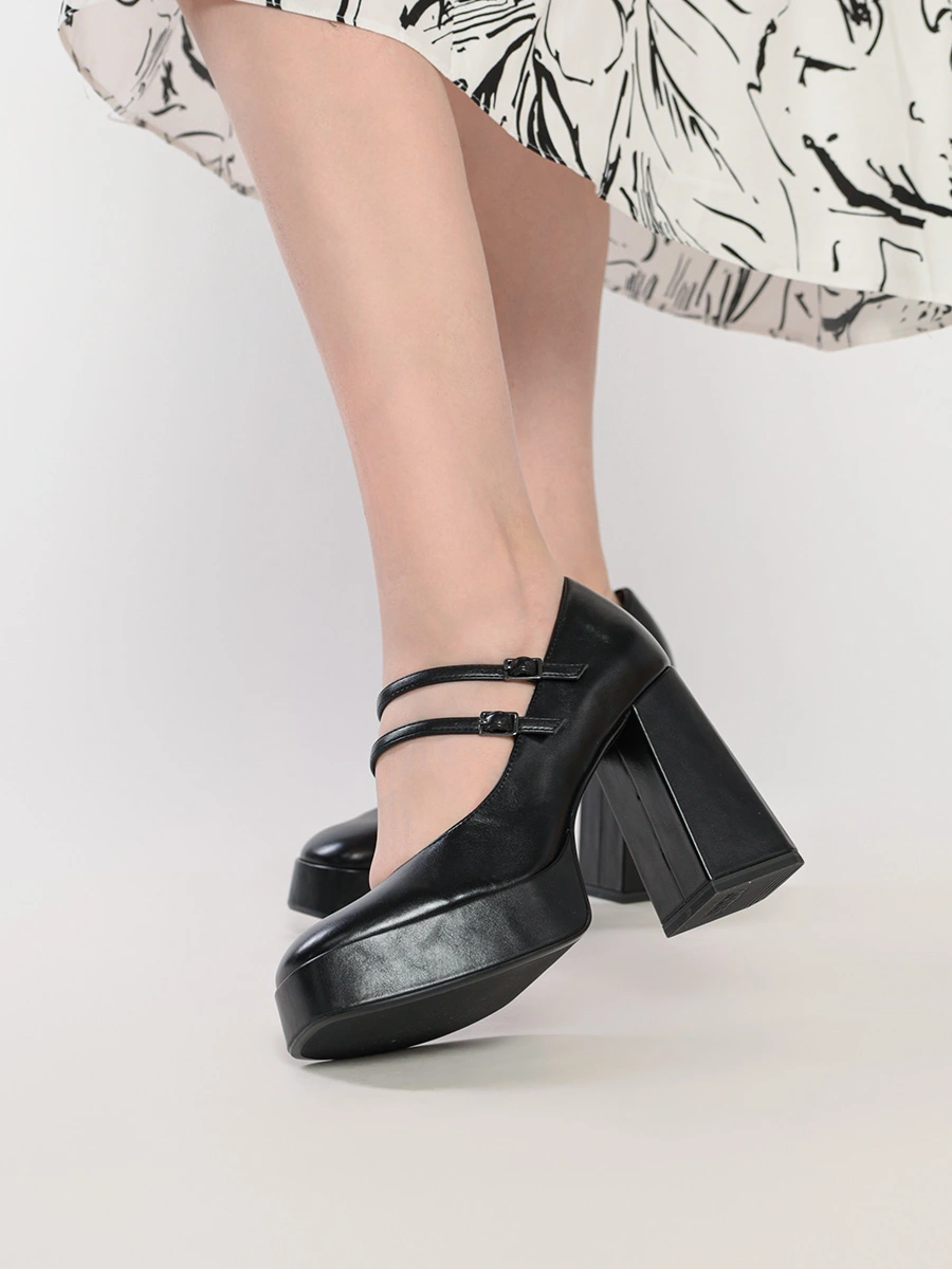 Туфли черного цвета на высоком каблуке